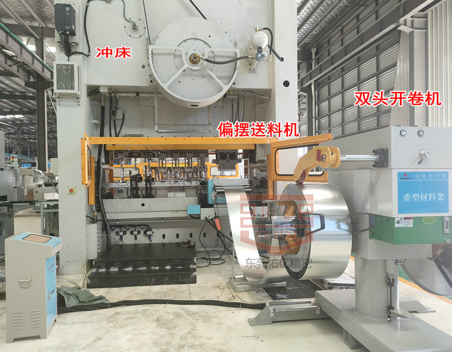 左右偏擺送料機搭配雙頭開卷機使用可以實現(xiàn)節(jié)省材料高效率生產
